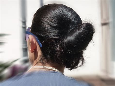 Les cheveux blancs sont génétiques, ils peuvent apparaître après la cinquantaine ou encore pour certaines personnes dès l'adolescence. Astuces pour cacher les cheveux blancs sans passer par la ...