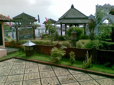 Tempat ini memiliki wisata air yang cukup lengkap, tidak hanya itu, air di sini berasal dari mata air panas. Info Klasik: Keliling Jawa Tengah dengan Biaya Murah ...