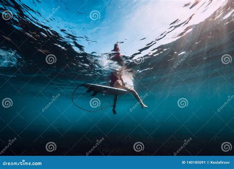Jeune Fille De Ressac L Eau Du Fond De Planche De Surf En Mer Image