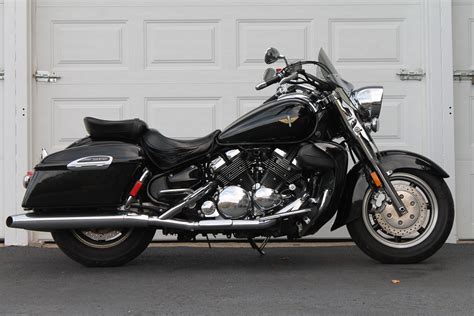For 2006, the royal star midnight tour deluxe is available in deep raven paint with special trim including a chrome front end and handle bar switches. 2006 Yamaha Royal Star 1300 Tour Deluxe | blackmarketbikez