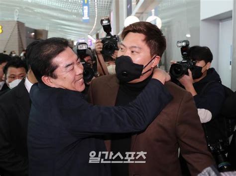 포토류현진, 부친 류재천씨와 작별포옹 - 일간스포츠