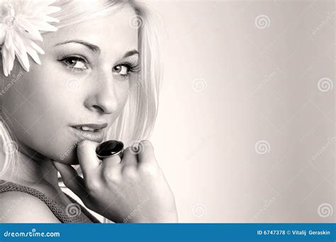 Zwart Wit Portret Van Een Mooie Sexy Blonde Stock Foto Image Of Portret Aantrekkingskracht