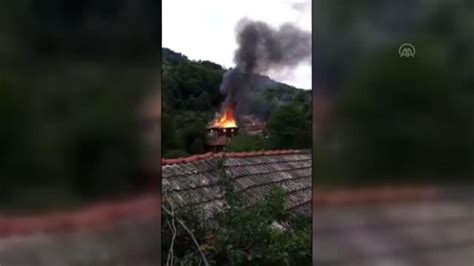Çıkan yangında iki katlı ev kullanılamaz hale geldi Haberler