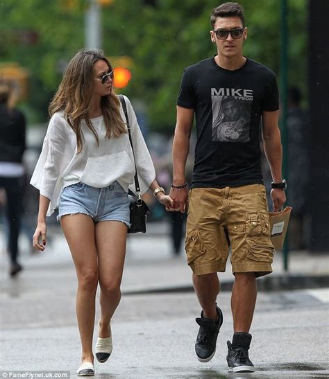 Mesut Ozils Girlfriend Mandy Capristo Wants To Live In Chelsea Daily