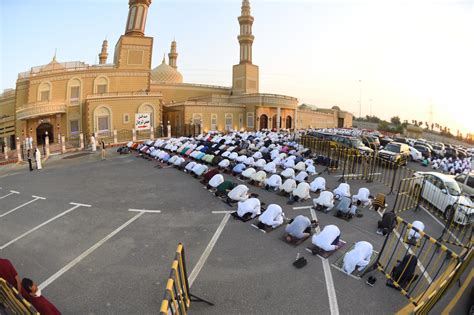 المواطنون والمقيمون يؤدون صلاة عيد الأضحى المبارك في الساحات والمساجد