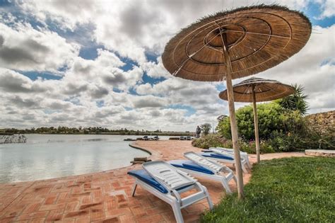 Piscina con un cielo nublado en un centro de relajación Foto Premium