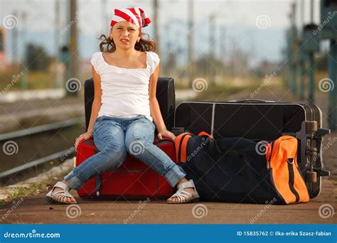Chica Joven En La Estación De Tren Foto De Archivo Imagen De Viaje