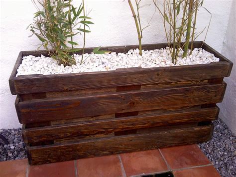 Esta cocina de una casa de campo es el claro ejemplo de que se puede hacer cualquier tipo de mueble con palets y partes de estos. Brico: Jardinera con palets | Palets diy | Jardineras con ...