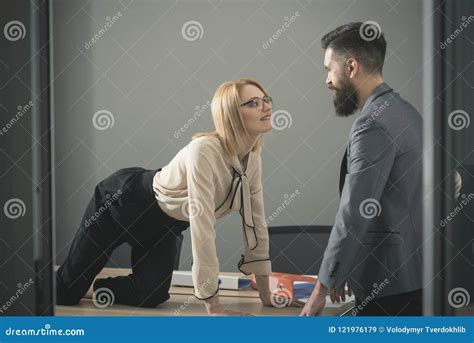 Plciowy Flirt Przy Pracą Seksowna Sekretarka Kusi Szefa W Biurze Bizneswoman Na Desktop