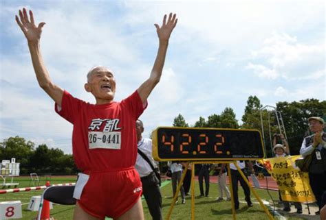 Hombre con mochila propulsora rompe récord de usain bolt en 100 metros. Japonés de 105 años bate el récord mundial de los 100 ...
