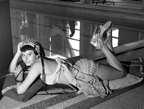 Голая Софи Лорен в Due Notti Con Cleopatra