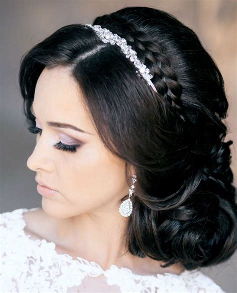 Hairfinder features hundreds of pages with photos of the latest hairstyles and with information about upcoming trends for hair. Wedding Hairstyle for Medium Hair