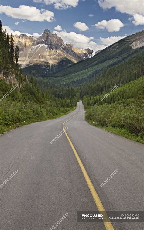Road In Valley With Mountains Of Yoho National Park Canada — Resort