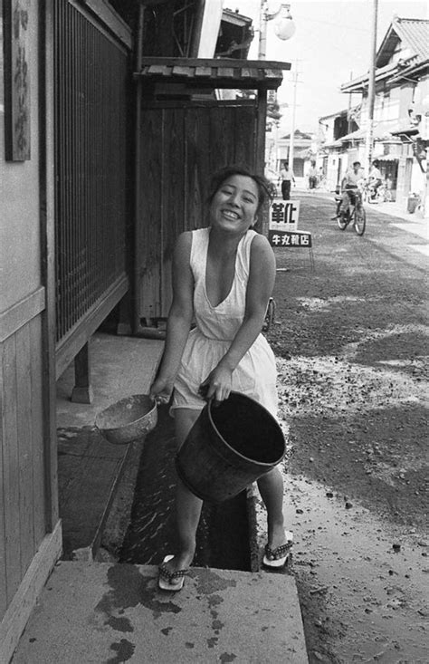 はじらい Woman Carrying Buckets And Smiling Japan 1956 古い写真 モノクロ写真 歴史的な写真