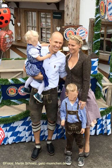 Hollanda birinci futbol ligi (eredivisie) ekiplerinden groningen'de forma giyen arjen robben, futbolu bıraktığını açıkladı. Arjen Robben, Frau Bernadien, Tochter Lynn und Sohn Kai ...