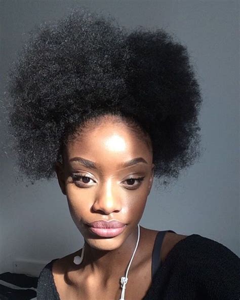 Afro puff Cheveux crépus naturels Natural hair styles Afro