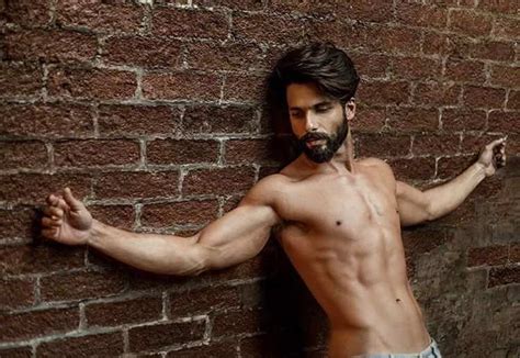 Pic Shahid Kapoor Flaunts His Chiselled Body Like Never Before