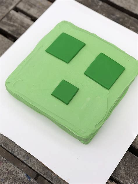 The recipe book can be displayed in either the 2x2 or 3x3 crafting table grids. This Week for Dinner: Simple Minecraft Slime Birthday Cake