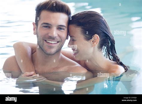 junges paar im pool zusammen portrait stockfotografie alamy