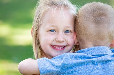 Brother Joven Y Hermana Hugging Outdoors Imagen De Archivo Imagen De