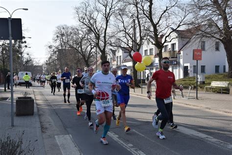 W Półmaratonie W Pruszczu Gdańskim Ponad 500 Osób Biegło Ulicami Miasta ZdjĘcia Z Biegu