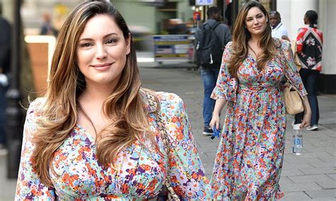 Kelly Brook Highlights Her Hourglass Figure In A Summery Floral Midi Cloobex Hot Girl