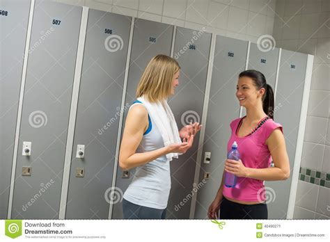 Femmes Convenables Parlant Dans Le Vestiaire Image Stock Image Du Indoors Jeune 40490271