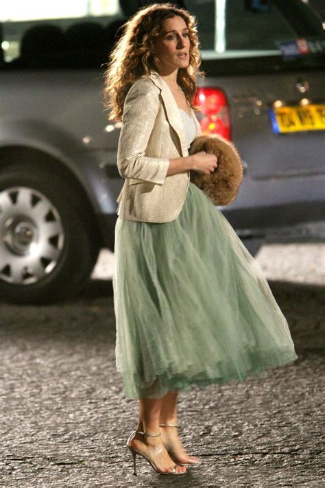 carrie bradshaw s 50 best looks of all time carrie bradshaw outfits city outfits carrie