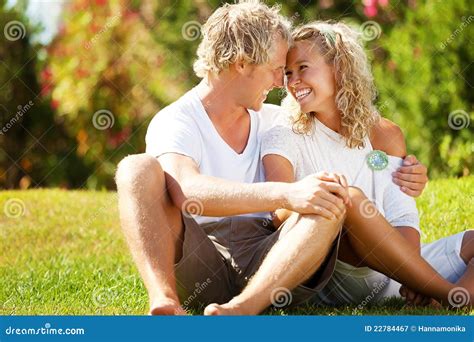 Jeunes Couples Heureux Image Stock Image Du Filles Apprécier 22784467