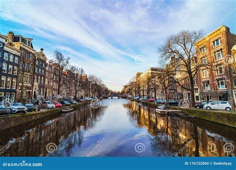 Mooi Uitzicht Op Amsterdamkanaal Op Lentedag Amsterdam Is De Hoofdstad