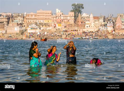 Pilger Sind Mit Badewanne Und Beten Auf Den Sandbänken Am Heiligen Fluss Ganges Panorama Der