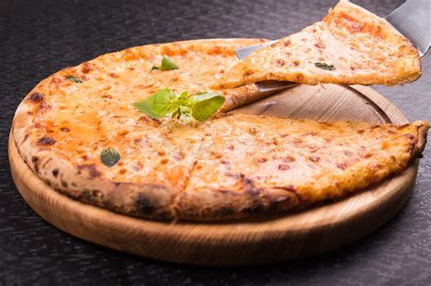 Pizza Italiana Sabrosa Y Caliente Con Las Hojas Y El Queso De La Albahaca Imagen De Archivo