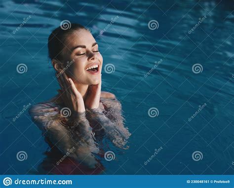 Mujer Emocional Nadando En La Piscina Descansar Ojos Cerrados Naturaleza Imagen De Archivo