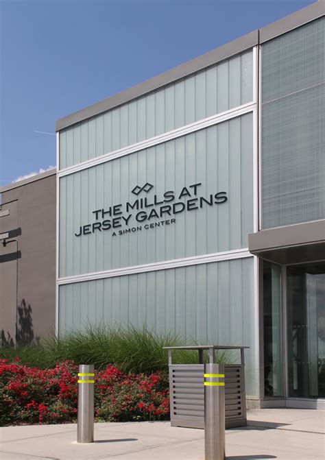 The mall opened on october 21, 1999, and is the largest outlet mall in new jersey, and much closer to new york city than its largest outlet mall competitor. The Mills at Jersey Gardens Mall | Bendheim Channel Glass ...