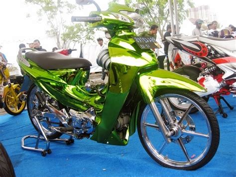 Beberapa aksesoris tambahan, seperti piringan cakram berdiameter besar dan handle motor. Modifikasi Motor Karisma Berbagai Tipe Lengkap