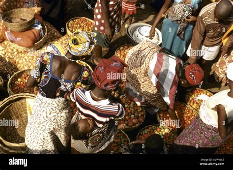 Sierra Leone Women Carrying Hi Res Stock Photography And Images Alamy