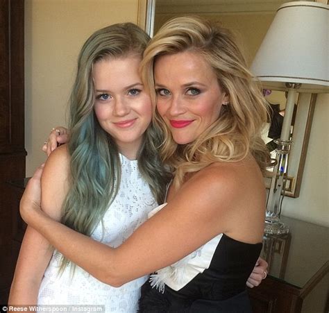 Reese Witherspoon Cuddles Up To Doppelganger Teen Daughter Ava Daily Mail Online