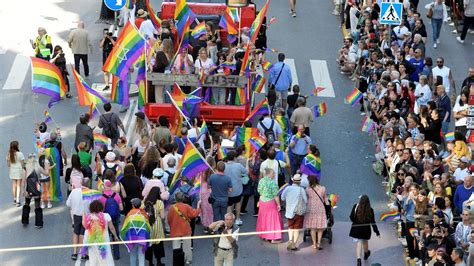 nach angriff in oslo erste pride parade seit pandemiebeginn zieht durch stockholm