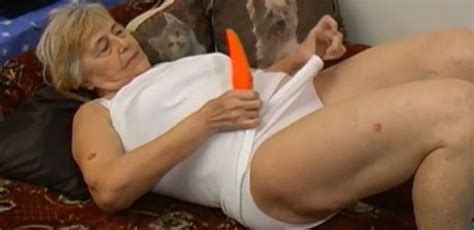 Filthy Granny Is Playing With Her Loose Pussy Using Smooth