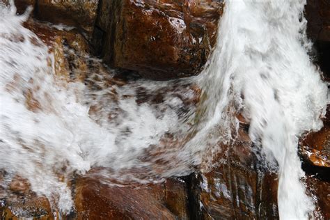 Fließendes Wasser über Felsen Kostenloses Stock Bild Public Domain