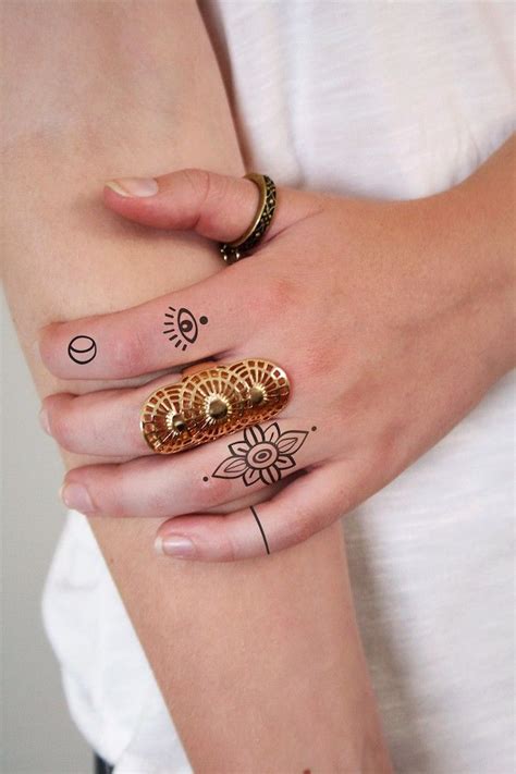 1001 Finger Tattoo Ideen Und Ihre Bedeutung Tatuajes En Los Dedos Tatuajes De Dedos De