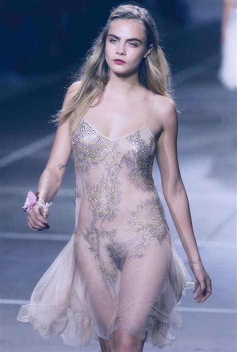 朗報超人気モデル26ショーで マ コ透け透け の服を着させられる ポッカキット Free Download Nude