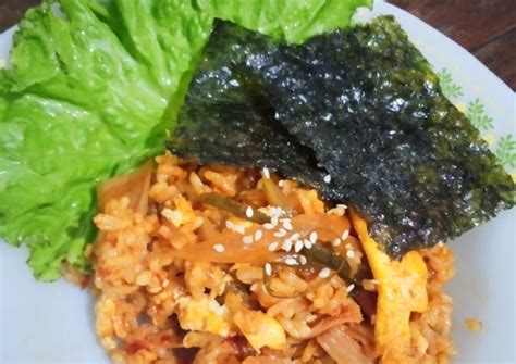 Potong kecil kecil helaian kimchi. Cara Membuat Kimchi Bokkeumbab (Nasi Goreng Kimchi) yang Enak - Aneka Resep Nagi Goreng