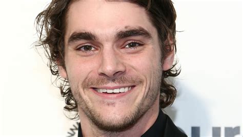Breaking Bad S Rj Mitte Says It S A Shame He Never Had A Scene With Aaron Paul