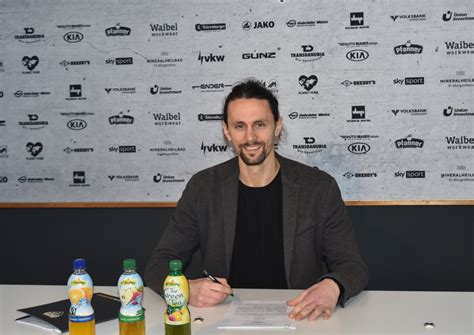 Dortmund fans celebrate old boy neven subotic. Subotic s'engage en Autriche