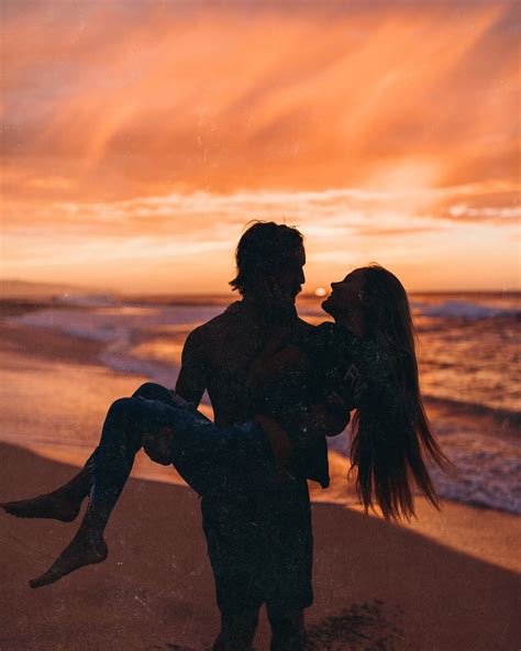 9-couple-beach-sunset-silhouette-in-2020-couple-beach,-couple-beach-pictures,-couple-beach-photos