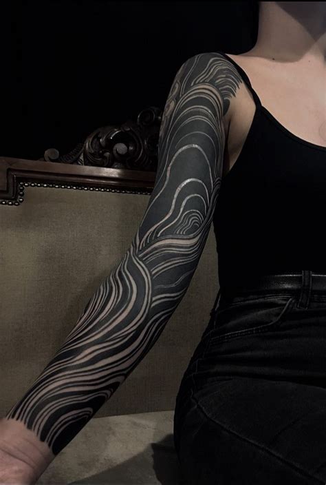 Awesome Blackout Tattoo Ideas For Women © Tattoo Artist G A K K I N 💟💟💟