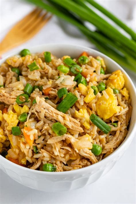 This easy chicken fried rice recipe is better than takeout! Easy Chicken Fried Rice (WW 20 min meal) - Crazy for Crust