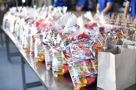 1.1k likes · 431 talking about this. นครปฐม คนนับร้อยแห่เข้าแถวรับแจกทานข้าวสารอาหารแห้งและเงิน ...