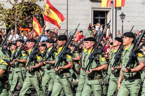 Soldados Marchando En El Desfile Del Ejército Del Día Nacional Español 2022